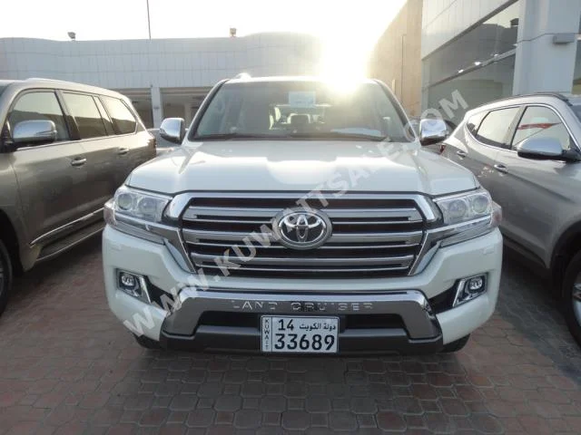 Toyota  GXR  Land Cruiser  2016  9,000  SUV  Automatic  6  Leather  4WD  White  Gasoline