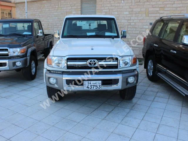 Toyota  LX  Land Cruiser  2016  0  Pick Up  Manual  6  Cloth  4WD  White  Gasoline