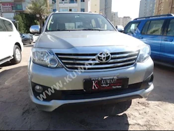 تويوتا  4رنر  2015  30,000  اس يو في  اتوماتك  4  مخمل  دفع خلفي  فضي  بنزين