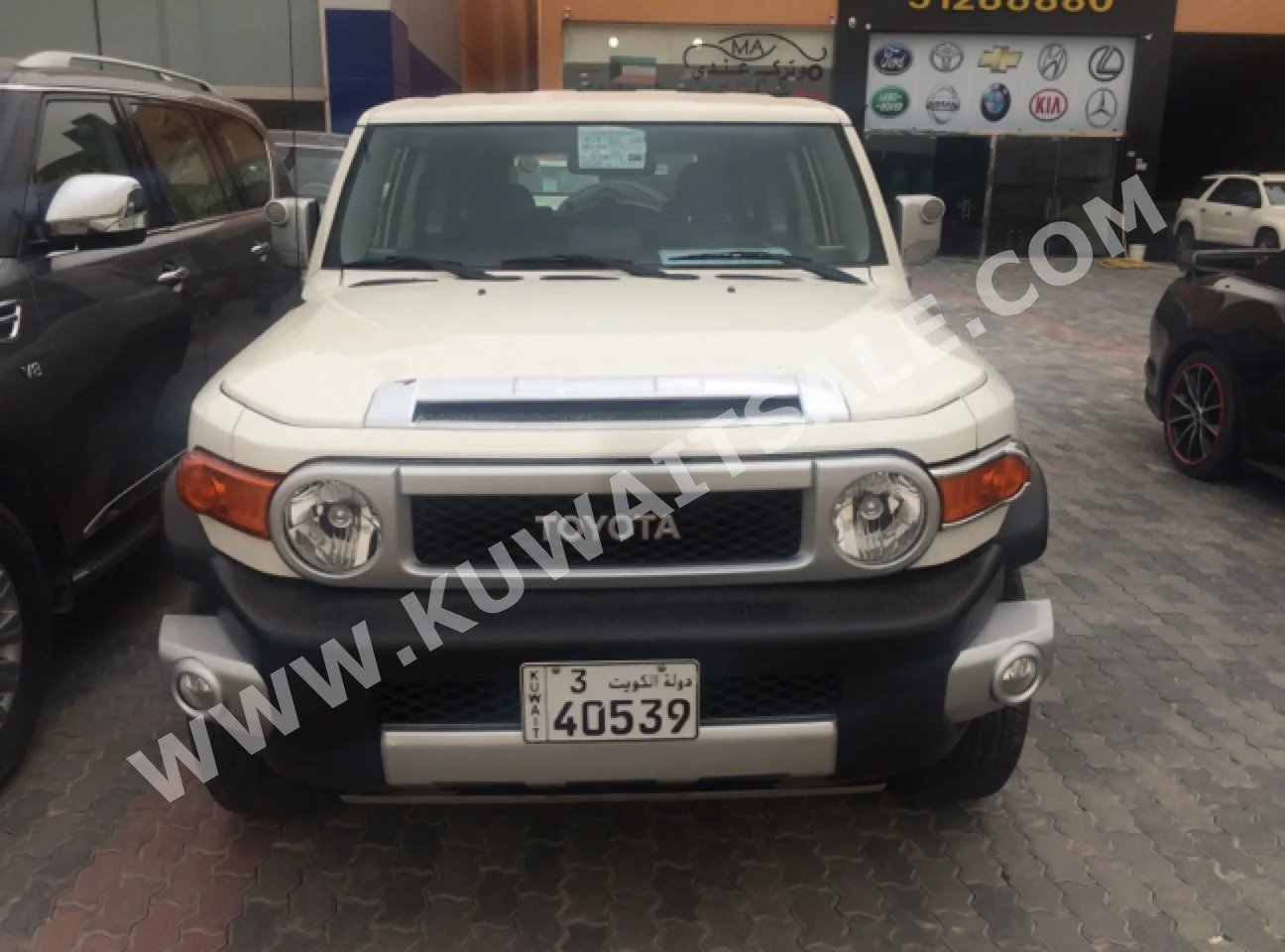 Toyota  FJ Cruiser  2015  84,000  SUV  Automatic  6  Cloth  4WD  White  Gasoline