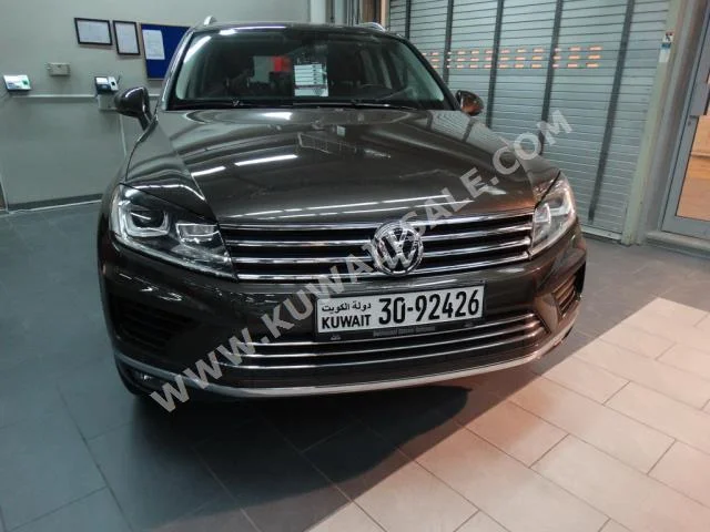 Volkswagen  Touareg  2016  24,000  SUV  Automatic  6  Leather  4WD  Maroon  Gasoline