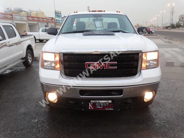 GMC  Sierra  2014  52,000  Pick Up  Automatic  8  Cloth  4WD  White  Gasoline