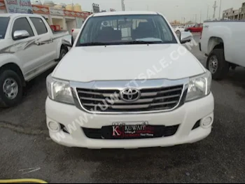 Toyota  SRS  Hilux  2014  44,000  Pick Up  Manual  4  Cloth  4WD  White  Gasoline
