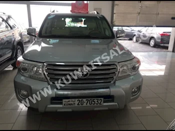 تويوتا  في اكس ار  لاند كروزر  2013  83,000  اس يو في  اتوماتك  8  جلد  دفع رباعي  رصاصي  بنزين