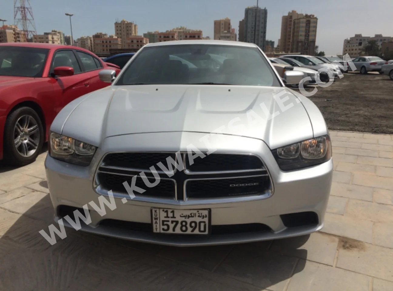 دودج  تشارجر  2012  117,000  سيدان  اتوماتك  6  مخمل  دفع خلفي  رصاصي  بنزين