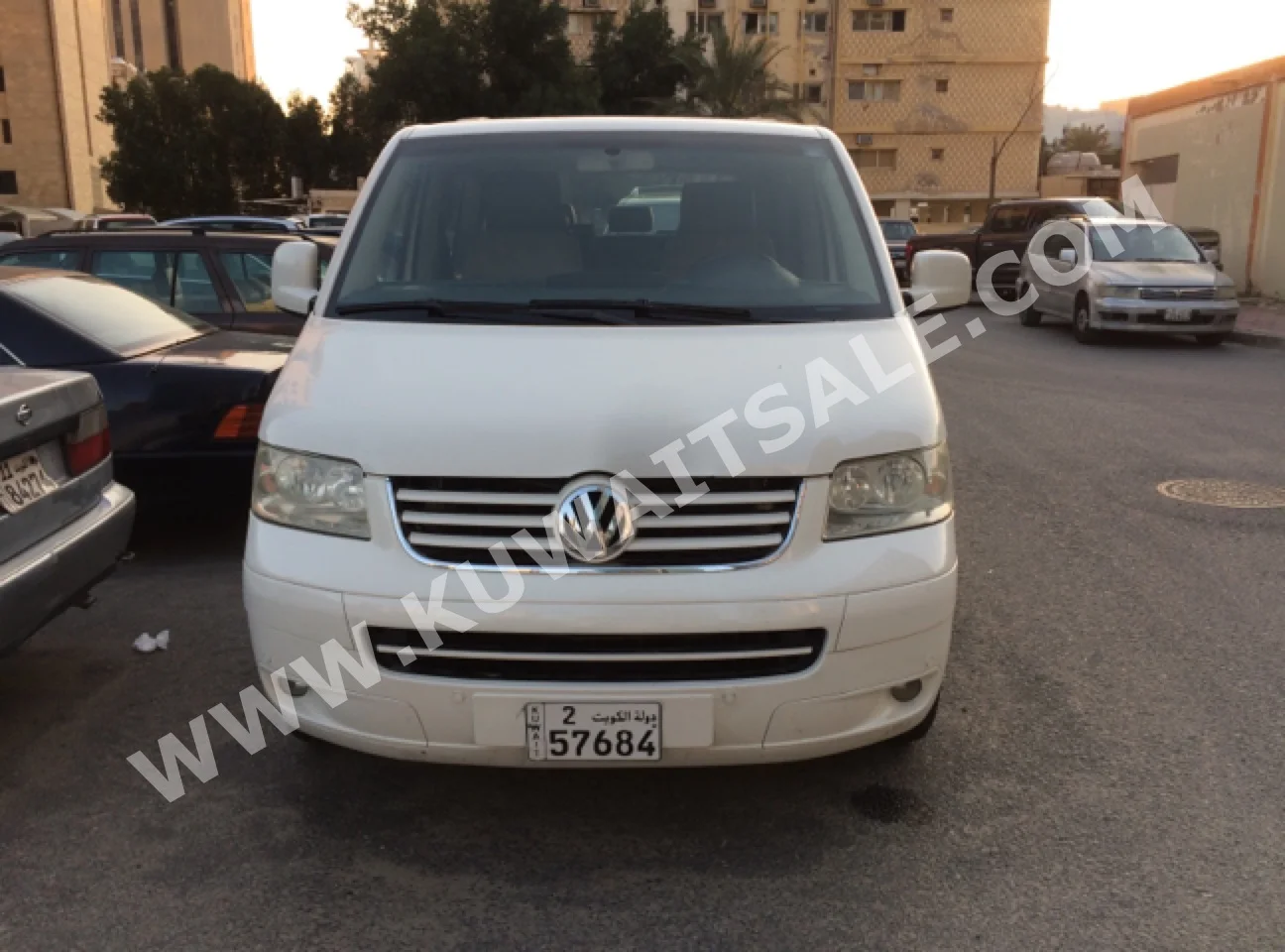 Volkswagen  multivan  2006  182,000  Van / Bus  Automatic  6  Leather  RWD  White  Gasoline
