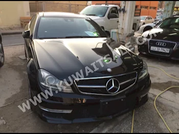 مرسيدس - بنز  63 AMG  سي - كلاس  2013  65,000  كوبيه \ سبورت  اتوماتك  4  جلد  دفع خلفي  أسود  بنزين