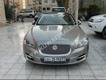 جاكوار  ال  اكس ج  2013  40,000  سيدان  اتوماتك  6  جلد  دفع خلفي  ذهبي  بنزين