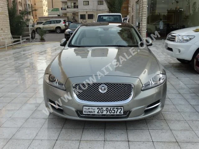 Jaguar  L  XJ  2013  40,000  Sedan  Automatic  6  Leather  RWD  Gold  Gasoline