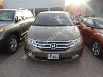 هوندا  أوديسي  2013  105,000  فان \ باص  اتوماتك  6  جلد  دفع خلفي  ذهبي  بنزين