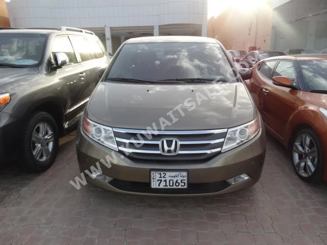Honda  Odyssey  2013  105,000  Van / Bus  Automatic  6  Leather  RWD  Gold  Gasoline
