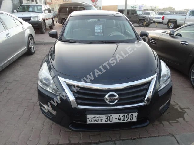 نيسان  2.5اس  ألتيما  2013  50,000  سيدان  اتوماتك  4  مخمل  دفع أمامي  أزرق غامق  بنزين