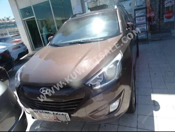 Hyundai  Tucson  2015  40,000  SUV  Automatic  4  Cloth  RWD  Brown  Gasoline