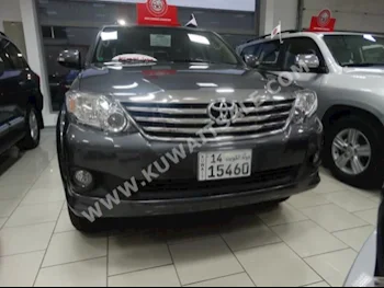 تويوتا  فورشنر  2015  0  اس يو في  اتوماتك  4  مخمل  دفع رباعي  رمادي  بنزين
