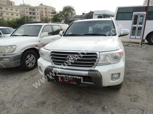 Toyota  GXR  Land Cruiser  2014  154,000  SUV  Automatic  8  Cloth  4WD  White  Gasoline