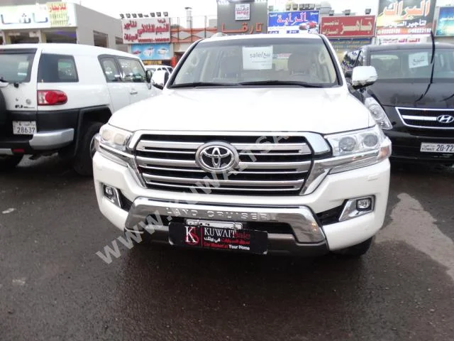 Toyota  GXR  Land Cruiser  2016  44,000  SUV  Automatic  8  Leather  4WD  White  Gasoline