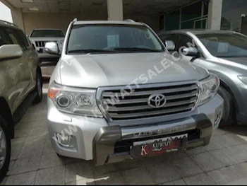 Toyota  GXR  Land Cruiser  2013  180,000  SUV  Automatic  8  Cloth  4WD  White  Gasoline