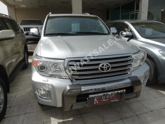 Toyota  GXR  Land Cruiser  2013  180,000  SUV  Automatic  8  Cloth  4WD  White  Gasoline