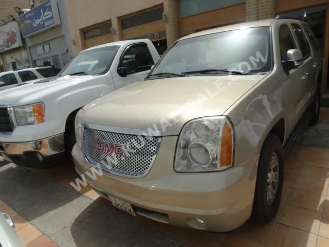 جي ام سي  يوكون  2008  200,000  اس يو في  اتوماتك  8  مخمل  دفع رباعي  ذهبي  بنزين