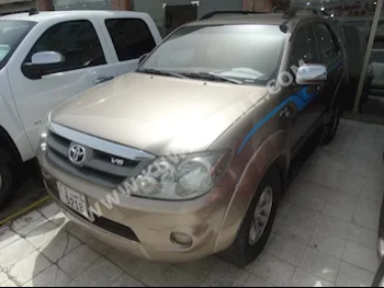 تويوتا  فورشنر  2006  238,000  اس يو في  اتوماتك  6  مخمل  دفع رباعي  ذهبي  بنزين
