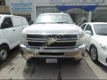 شفروليه  2500 اتش دي  سلفرادو  2011  80,000  بيكب  اتوماتك  8  مخمل  دفع رباعي  أبيض  بنزين