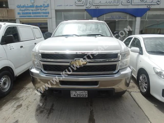 شفروليه  2500 اتش دي  سلفرادو  2011  80,000  بيكب  اتوماتك  8  مخمل  دفع رباعي  أبيض  بنزين