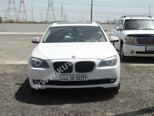 بي ام دبليو  730 Li  الفئة - السابعة  2010  156,000  سيدان  اتوماتك  8  جلد  دفع خلفي  أبيض  بنزين