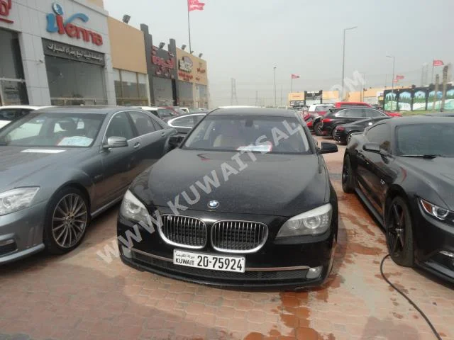 بي ام دبليو  750 i  الفئة - السابعة  2009  208,000  سيدان  اتوماتك  8  جلد  دفع خلفي  أسود  بنزين