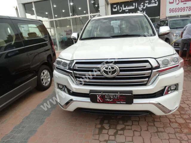 Toyota  GXR  Land Cruiser  2016  80,000  SUV  Automatic  8  Leather  4WD  White  Gasoline