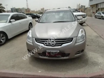 نيسان  2.5اس  ألتيما  2012  100,000  سيدان  اتوماتك  6  مخمل  دفع أمامي  ذهبي  بنزين