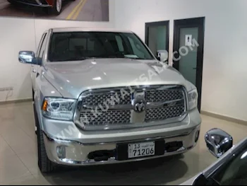 دودج  1500  رام  2015  43,000  بيكب  اتوماتك  8  جلد  دفع رباعي  فضي  بنزين