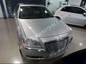 كرايسلر  300C  2012  77,000  سيدان  اتوماتك  8  جلد  دفع خلفي  فضي  بنزين