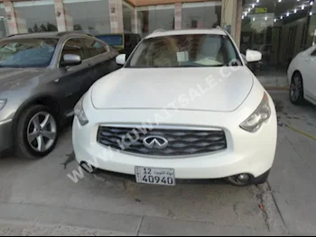 انفنيتي  35  اف اكس  2009  142,000  اس يو في  اتوماتك  6  جلد  دفع خلفي  أبيض  بنزين