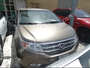 هوندا  أوديسي  2013  90,000  فان \ باص  اتوماتك  6  جلد  دفع خلفي  ذهبي  بنزين
