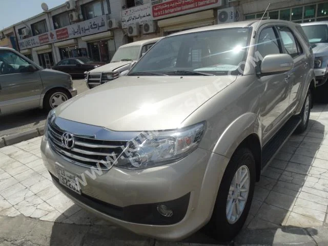 Toyota  SR5  Fortuner  2015  31,000  SUV  Automatic  4  Cloth  RWD  Gold  Gasoline