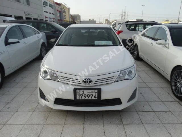 تويوتا  جي ال  كامري  2015  52,000  سيدان  اتوماتك  4  مخمل  دفع أمامي  أبيض  بنزين