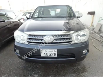 تويوتا  اس ار 5  فورشنر  2011  200,000  اس يو في  اتوماتك  4  مخمل  دفع خلفي  رمادي  بنزين