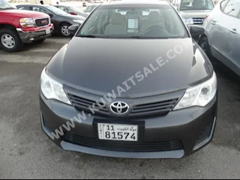 تويوتا  جي ال  كامري  2014  70,000  سيدان  اتوماتك  4  مخمل  دفع أمامي  رمادي  بنزين