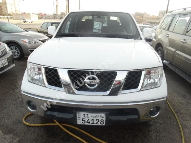 Nissan  Navara  2014  45,000  Pick Up  Automatic  4  Cloth  4WD  White  Gasoline