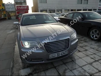 كرايسلر  300  2013  64,000  سيدان  اتوماتك  8  مخمل  دفع خلفي  رمادي  بنزين