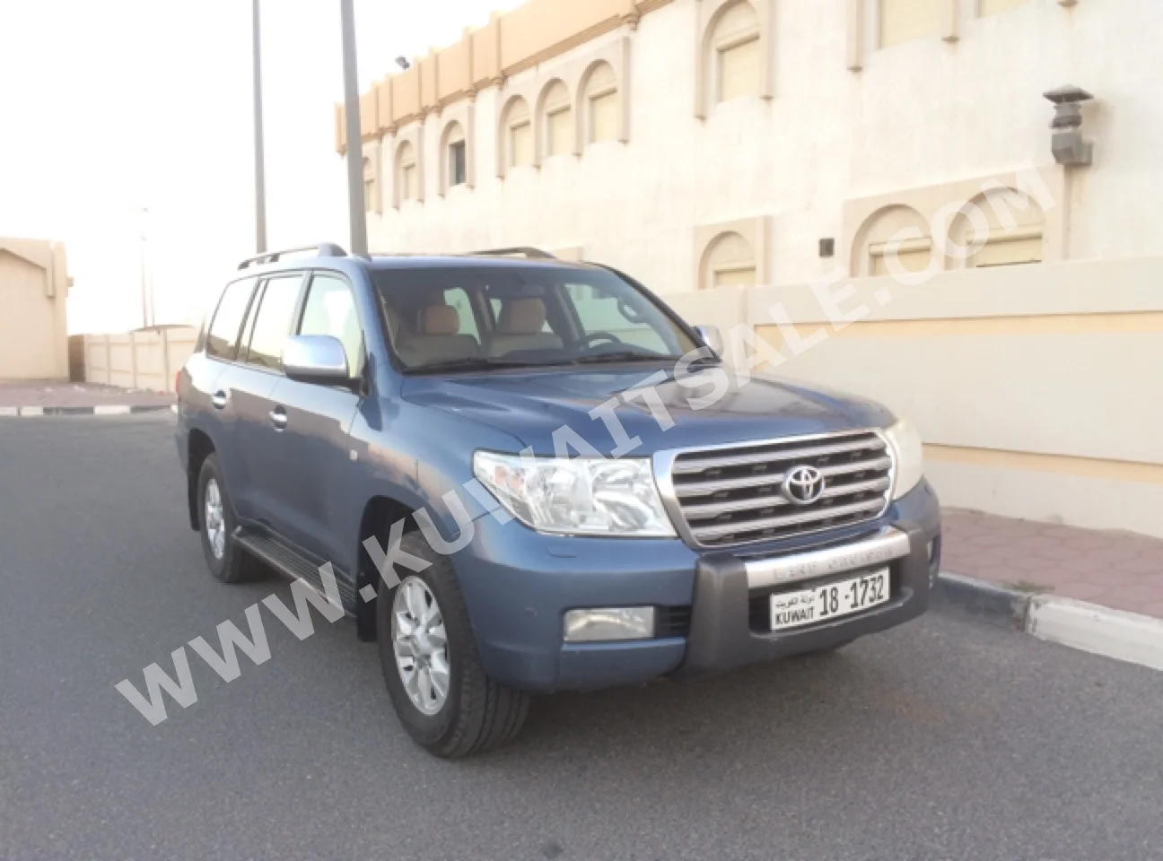 تويوتا  في اكس  لاند كروزر  2008  195,000  سيدان  اتوماتك  8  جلد  دفع رباعي  أزرق غامق  بنزين