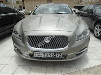 جاكوار  ال  اكس ج  2013  40,000  سيدان  اتوماتك  6  جلد  دفع خلفي  ذهبي  بنزين