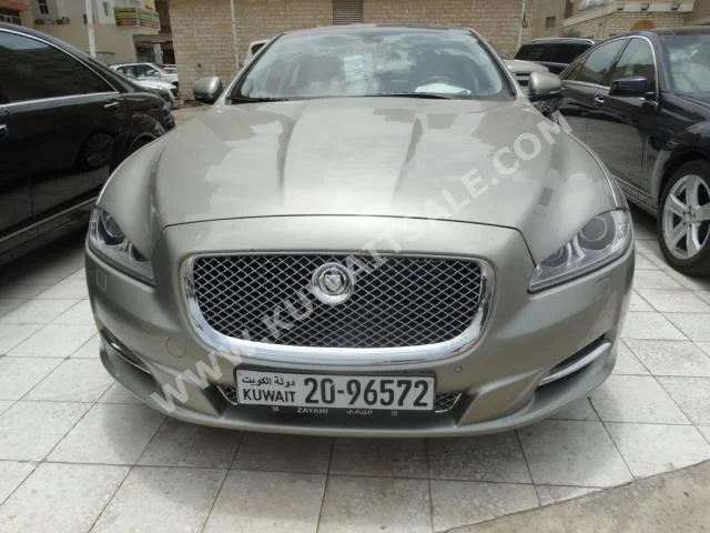 Jaguar  L  XJ  2013  40,000  Sedan  Automatic  6  Leather  RWD  Gold  Gasoline