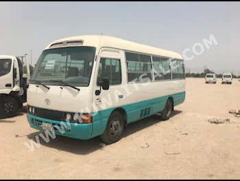 تويوتا  كوستر  2004  350,000  فان \ باص  عادي  4  مخمل  دفع خلفي  أزرق و أبيض  بنزين