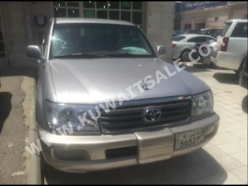 تويوتا  جي اكس ار  لاند كروزر  2001  260,000  اس يو في  اتوماتك  6  مخمل  دفع رباعي  فضي  بنزين