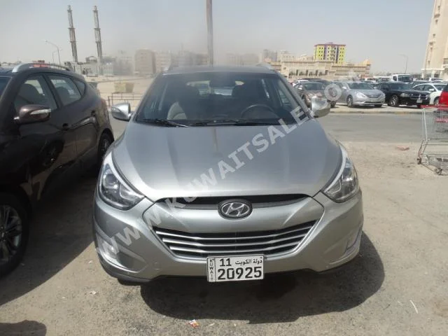 Hyundai  Tucson  2015  70,000  SUV  Automatic  4  Cloth  FWD  Gray  Gasoline