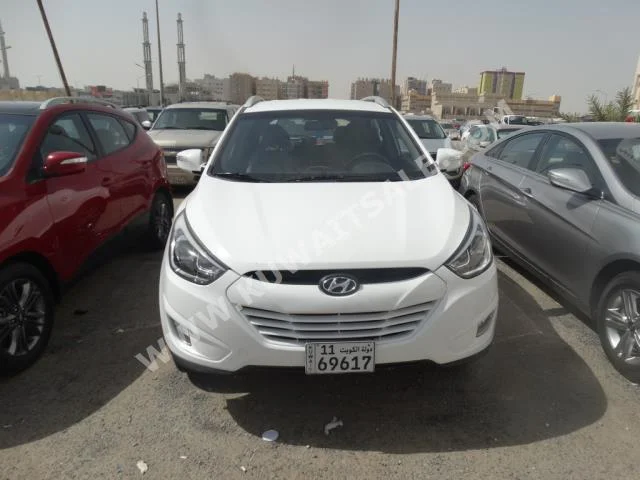 Hyundai  Tucson  2015  60,000  SUV  Automatic  4  Cloth  FWD  White  Gasoline