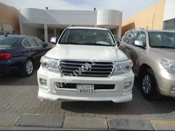 Toyota  GXR  Land Cruiser  2014  105,000  SUV  Automatic  8  Cloth  4WD  White  Gasoline