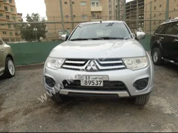 متسوبيشي  سبورت  باجيرو  2014  160,000  اس يو في  اتوماتك  6  مخمل  دفع خلفي  فضي  بنزين