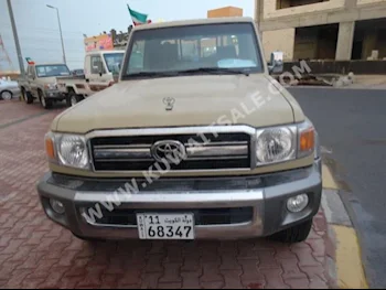 تويوتا  ال اكس  لاند كروزر  2014  194,000  بيكب  عادي  6  مخمل  دفع رباعي  بيج  بنزين